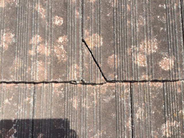 播磨町のセメント瓦のひび割れ